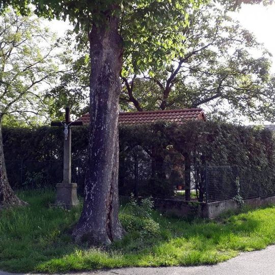 Kříž v Radeníně u křižovatky