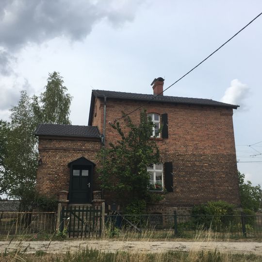 Bahnwärterhaus und Nebengebäude Am Gleisdreieck 1