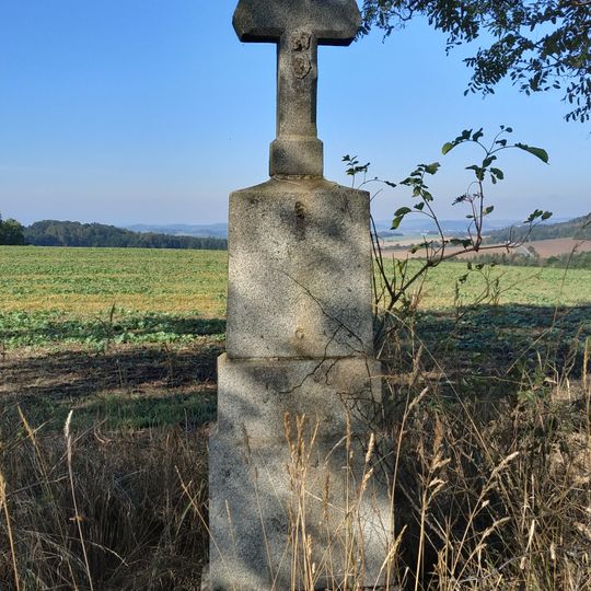 Kříž jižně od Životic u polní cesty