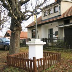 Kříž na návsi ve Větrušicích