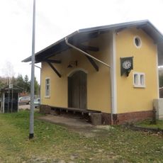 Einzeldenkmal der Sachgesamtheit Muldentalbahn: Empfangsgebäude und Güterschuppen sowie Telegrafenmasten