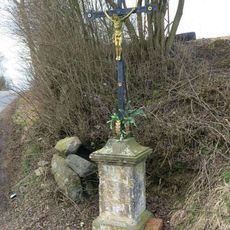 Kříž v obci Strážky u rozcestí na Habrovice