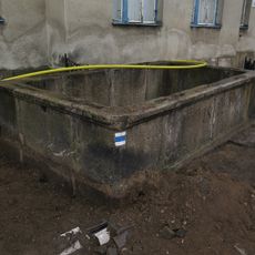 Velká kamenná kašna na rozcestí