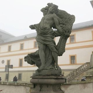 Socha Anděl blažené smrti na terase špitálu v Kuksu