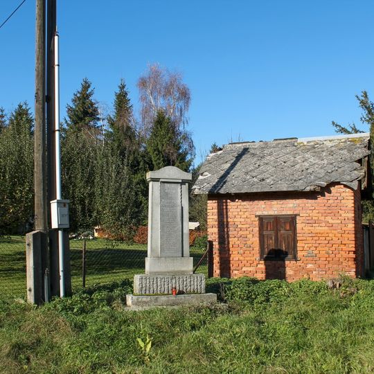 Pomník padlým v Hrabišíně v části Dolní Olešná u silnice