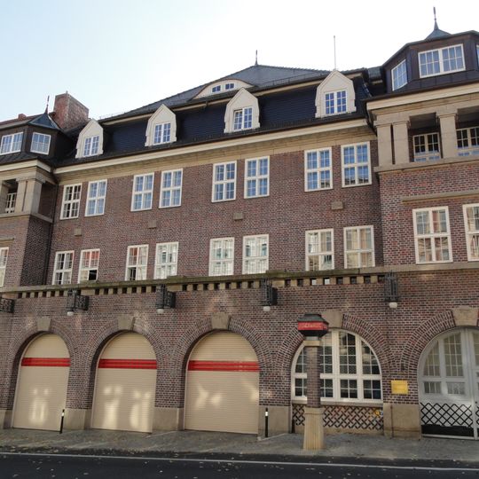 Feuerwache mit Nebengebäude und Schlauchturm im Hof Krölstraße 26