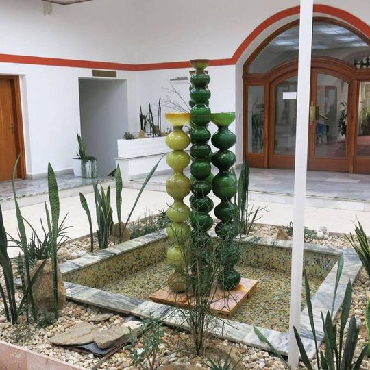 Skleněná plastika v atriu informačního centra v Žďáru nad Sázavou