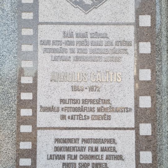 Commemorative plaque to Arnolds Calitis