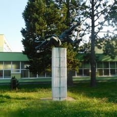 Socha před školou na Hlavní ulici v Otrokovicích