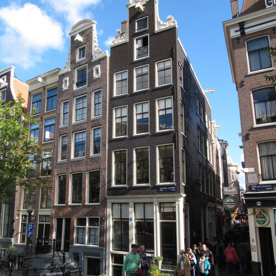 Hoekhuis met halsgevel, bekroond door borstbeeld van diana