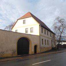 Pfarrhaus, Nebengebäude und Einfriedungsmauer mit Torbogen eines Pfarrhofes Mühlstraße 10