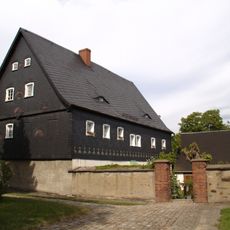 Pfarrhaus (Nr. 7) und östliches Nebengebäude (Nr. 5) Straße der Befreiung 5, 7