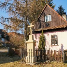 Kříž v Klužínku ve středu vesnice