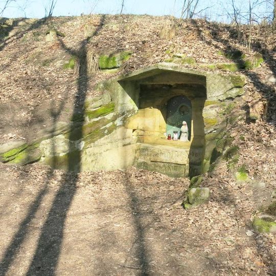 Skalní kaplička u lesní cesty v Brništi