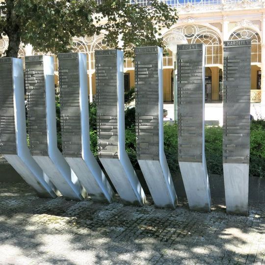 Pomník mariánskolázeňských pramenů u Hlavní kolonády v Mariánských Lázních