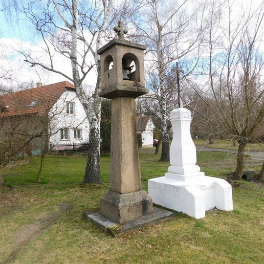 Zvonička na návsi v Křenicích