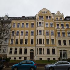 Mietshaus in geschlossener Bebauung mit Vorgarten Weststraße 117