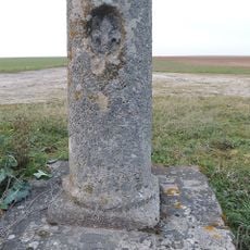 Borne fleurdelysée 38