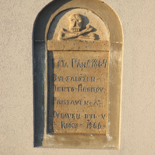 Pamětní deska založení hřbitova v Domamili