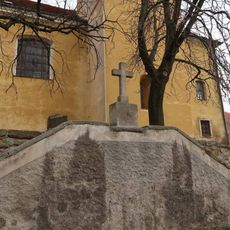 Kříž na schodišti ke kostelu sv. Martina v Cerhovicích