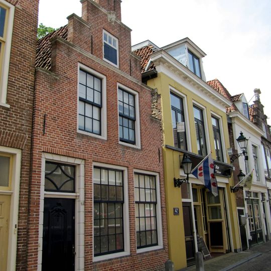 Pandje onder zadeldak tegen verzorgde trapgevel