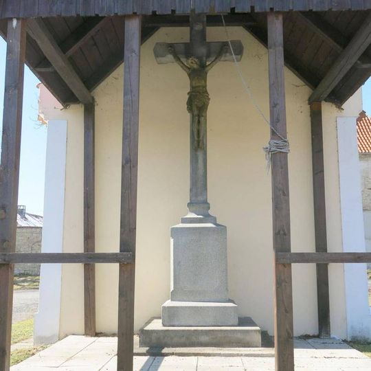 Kříž u kaple ve  Volenicích
