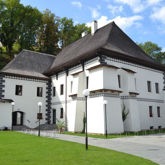 Opevnený kaštieľ, kaštieľ