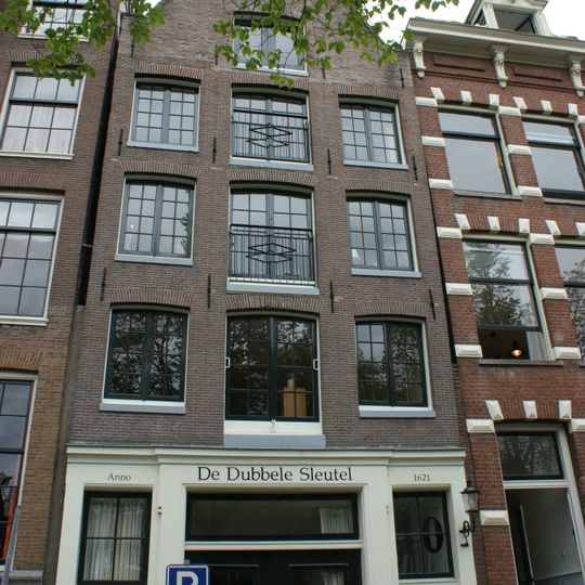Pakhuis met gevel onder gewijzigde top