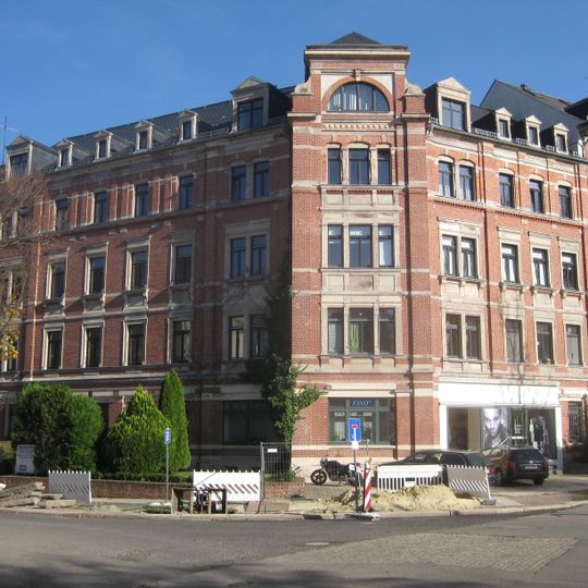 Mietshaus in geschlossener Bebauung in Ecklage mit Vorgarten Josephinenstraße 2