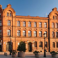 Pl. Jana Pawła II 1 (d. pl. Wolności)