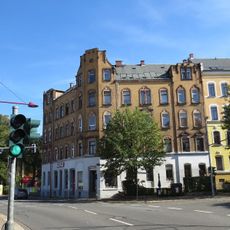 Mietshaus in halboffener Bebauung in Ecklage mit Vorgarten zur Franz-Mehring-Straße Limbacher Straße 65