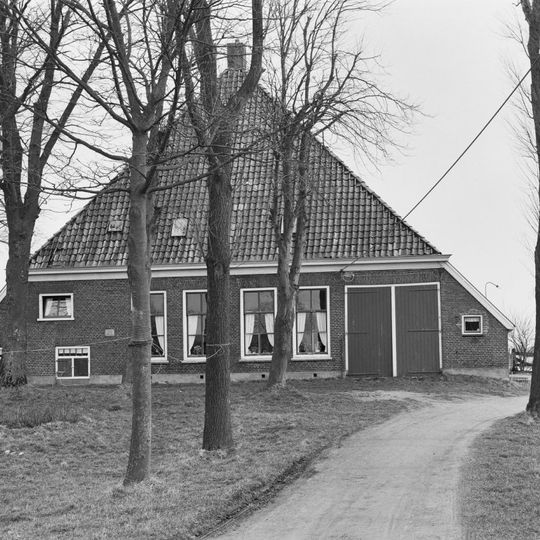 Stelphoeve met vier woonhuisvensters in de voorgevel waarnaast links de kelder met opkamer rechts van de inrit