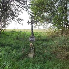 Kříž západně od Chotěmic