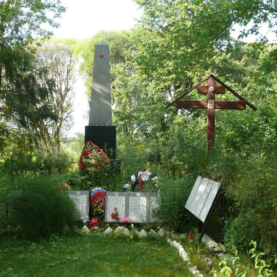 Братская могила советских воинов, погибших в борьбе с фашистами