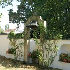 Zvonička ve zdi zámeckého parku v Ploskovicích