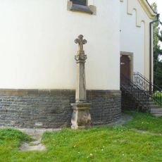 Kříž u kostela svatého Václava v Pečkách