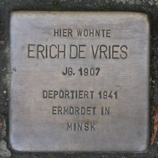 Stolperstein dedicated to Erich de Vries
