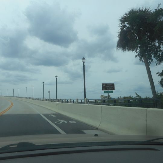 Veterans Memorial Bridge