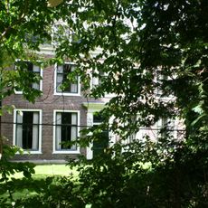 Rechthoekig landhuis, houten deuromlijsting