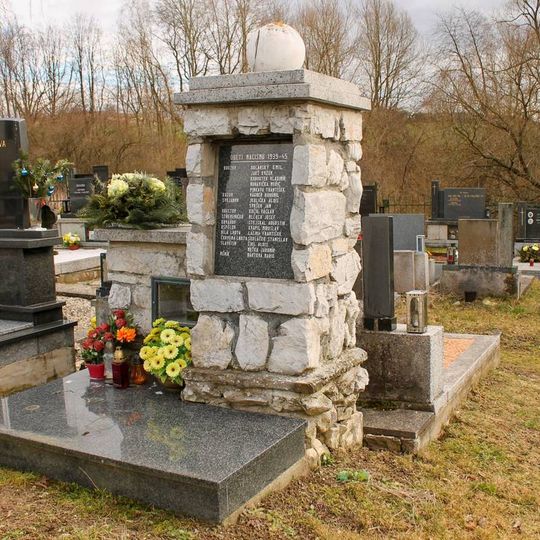 Pomník padlým v Bouzově na hřbitově