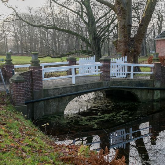 Mensinge: boogbrug