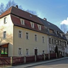 Wohnhaus in halboffener Bebauung, Türstock mit Schlussstein Luchauer Straße 14