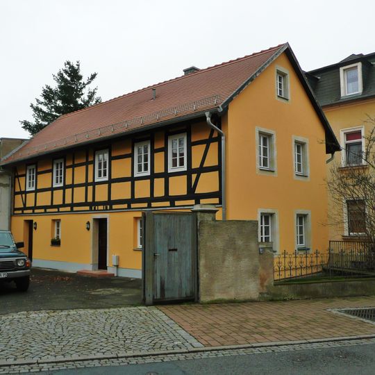 Wohnhaus und Torpfeiler eines Bauernhofes Hauptstraße 8