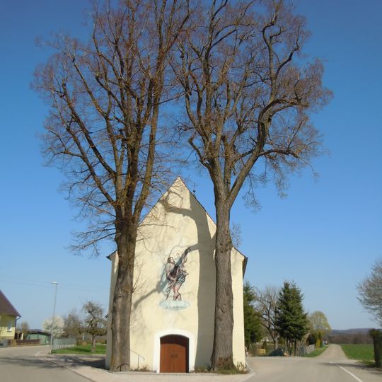2 Sommerlinden vor der Kapelle