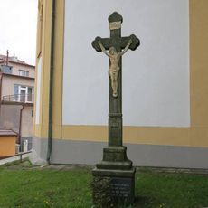 Kříž u severní zdi kaple svaté Barbory v Žďáru nad Sázavou