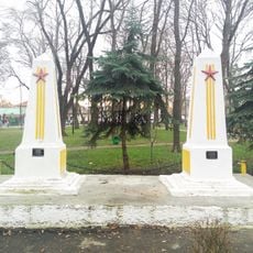 Monument la mormântul ostașilor căzuți (2) în 1944. Parcul eroilor