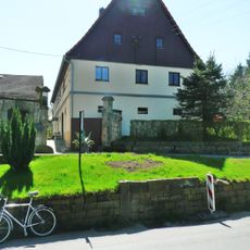 Vierseithof mit Wohnstallhaus, zwei Seitengebäuden, Scheune und Hofmauer (darin vermauerter Schlussstein) mit Toreinfahrt Pirnaer Straße 8