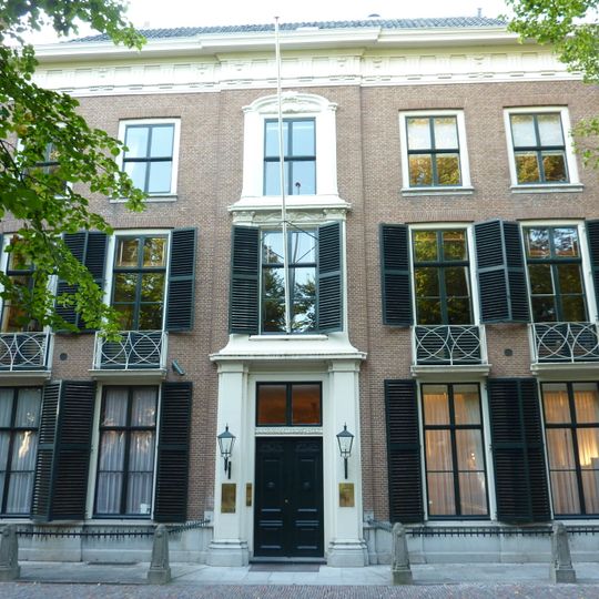 Pand met gevel, interieurs in Lodewijk XVI stijl