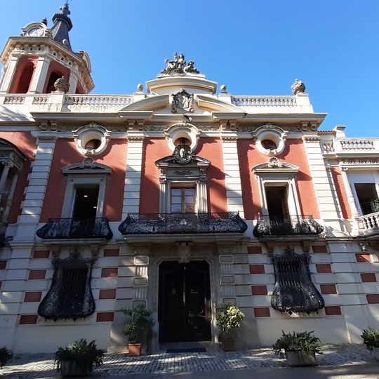 La façana de la casa i la plaça
