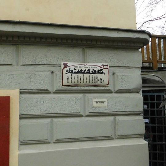 Pamětní deska bojovníkům za svobodu na hospodě U vystřeleného voka na Žižkově